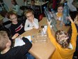 Karmniki dla ptaków powstały dziś w wieluńskiej bibliotece miejskiej
